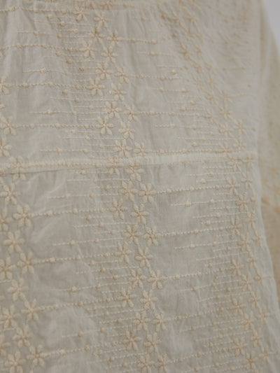 シンプルながら立体感が魅力！ 刺繍入り7分袖トップス コットン　ベージュ　250308-1