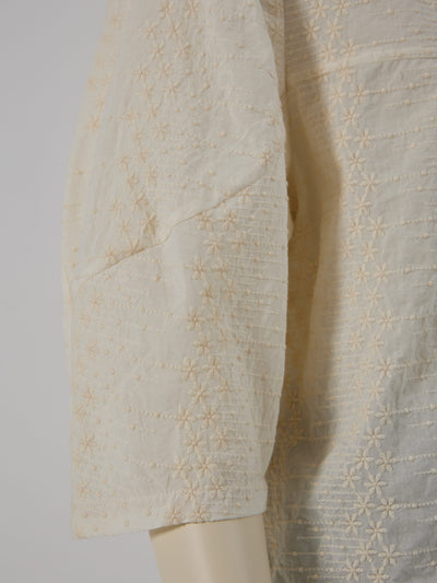 シンプルながら立体感が魅力！ 刺繍入り7分袖トップス コットン　ベージュ　250308-1