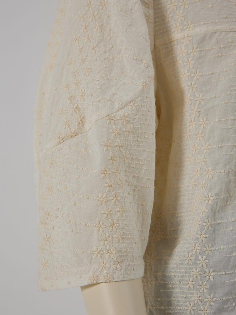 シンプルながら立体感が魅力！ 刺繍入り7分袖トップス コットン　ベージュ　250308-1