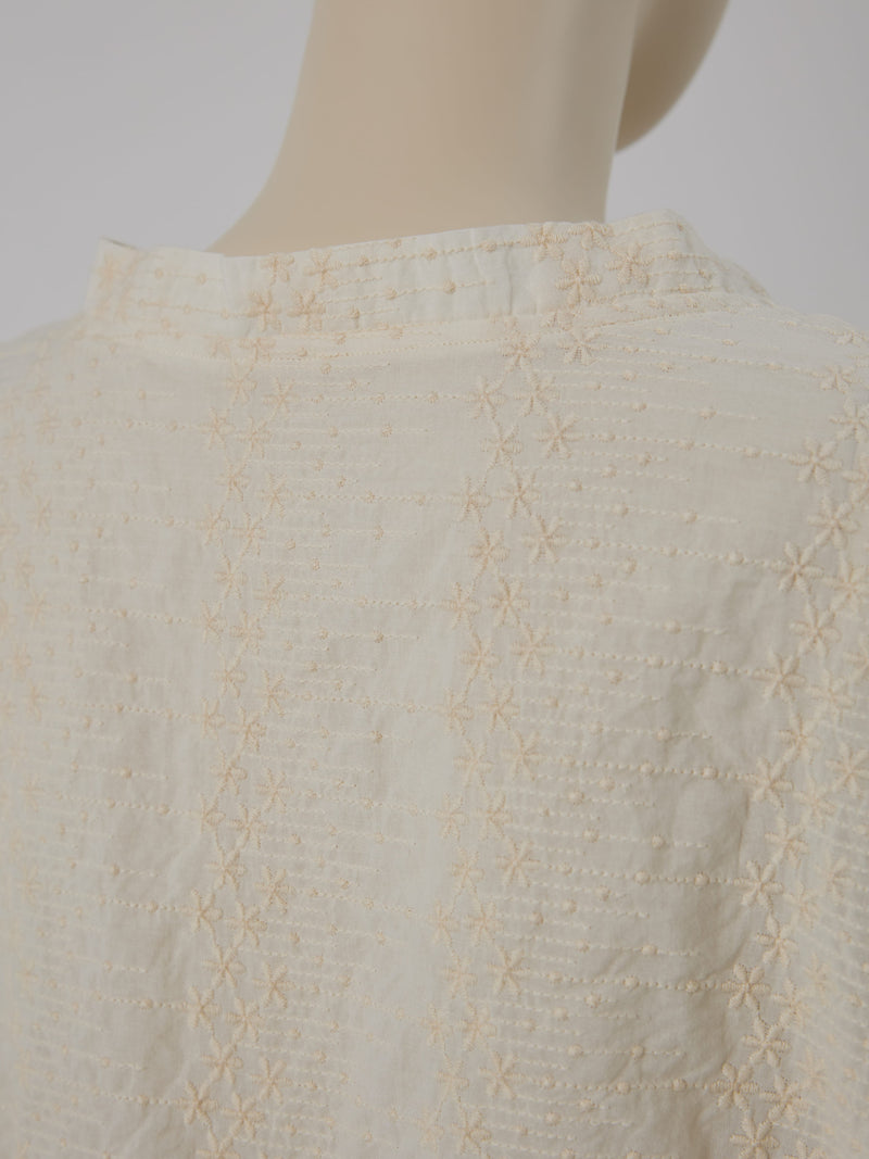 シンプルながら立体感が魅力！ 刺繍入り7分袖トップス コットン　ベージュ　250308-1