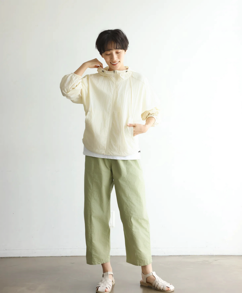 功能性強的防紫外線連帽衫，採用防紫外線和透氣冷卻材料。