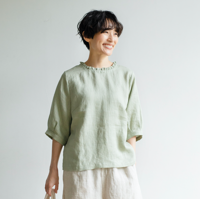 Eye-catching, cute linen blouse with a ruffled collar. Can be worn front or back. 2-way blouse. Product code: 230609