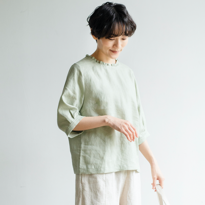 Eye-catching, cute linen blouse with a ruffled collar. Can be worn front or back. 2-way blouse. Product code: 230609