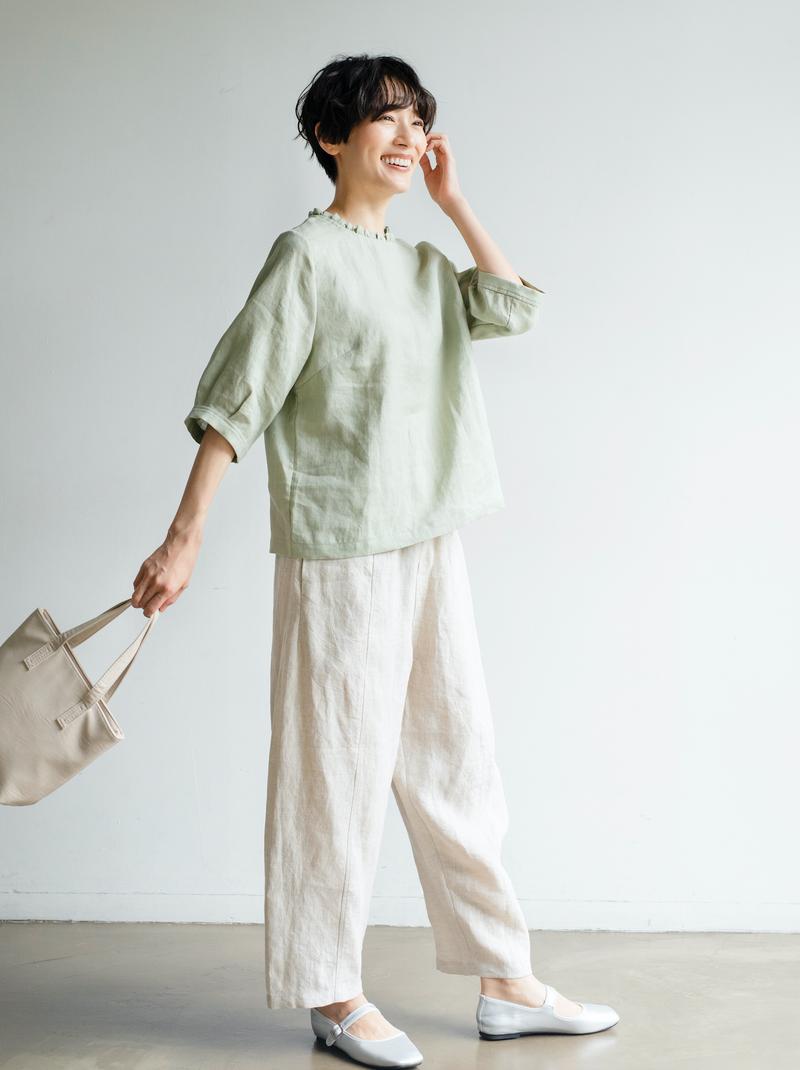 Eye-catching, cute linen blouse with a ruffled collar. Can be worn front or back. 2-way blouse. Product code: 230609