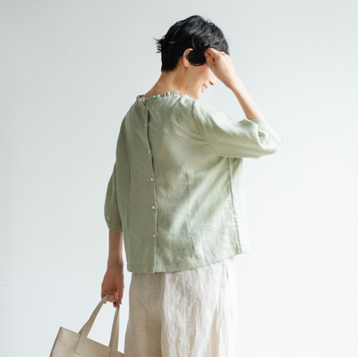Eye-catching, cute linen blouse with a ruffled collar. Can be worn front or back. 2-way blouse. Product code: 230609