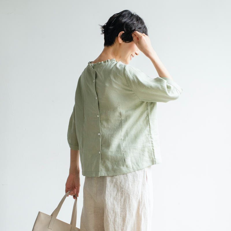 Eye-catching, cute linen blouse with a ruffled collar. Can be worn front or back. 2-way blouse. Product code: 230609