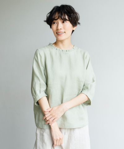 Eye-catching, cute linen blouse with a ruffled collar. Can be worn front or back. 2-way blouse. Product code: 230609