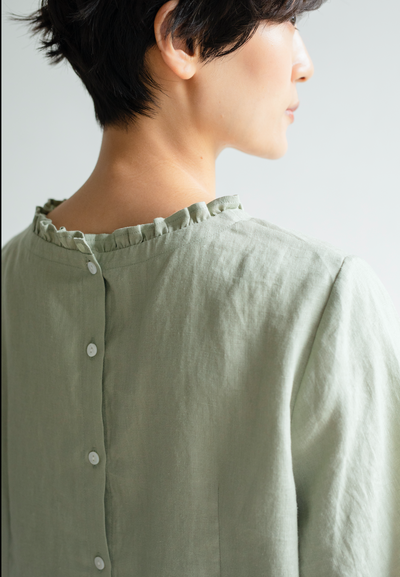 Eye-catching, cute linen blouse with a ruffled collar. Can be worn front or back. 2-way blouse. Product code: 230609