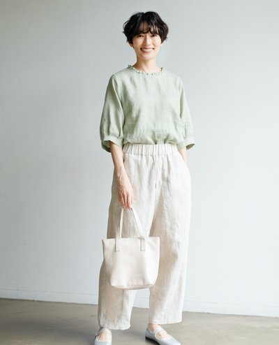 Eye-catching, cute linen blouse with a ruffled collar. Can be worn front or back. 2-way blouse. Product code: 230609