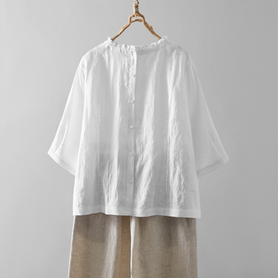 Eye-catching, cute linen blouse with a ruffled collar. Can be worn front or back. 2-way blouse. Product code: 230609