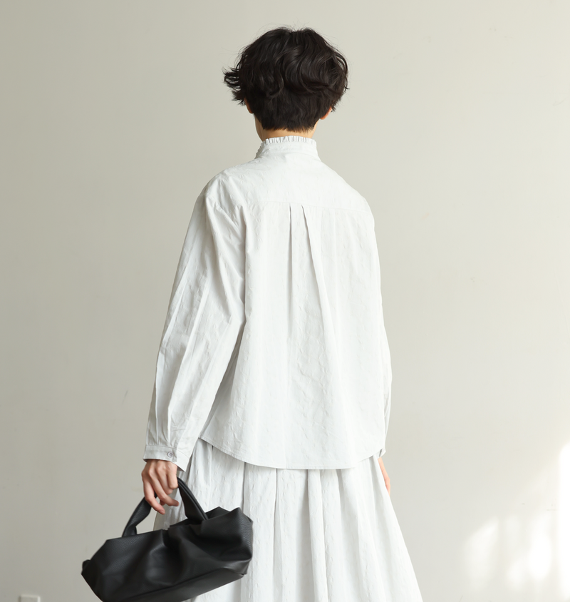 期間限定10％OFF★大人のコーデに馴染む上品な印象　首元フリルブラウス　シャツブラウス　240321