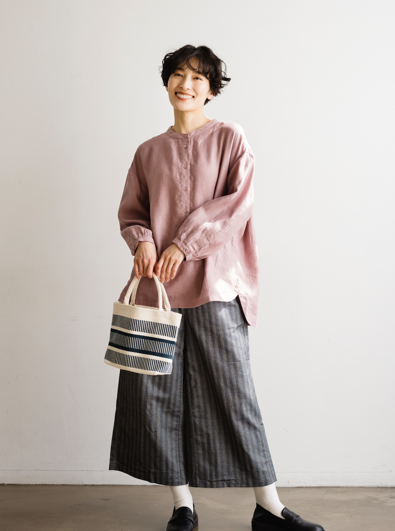 きれいな落ち感とニュアンスのある風合いが楽しめるブラウス　リネン100％　 　240322