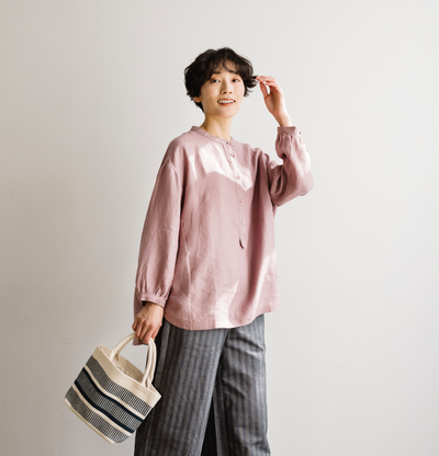 きれいな落ち感とニュアンスのある風合いが楽しめるブラウス　リネン100％　 　240322