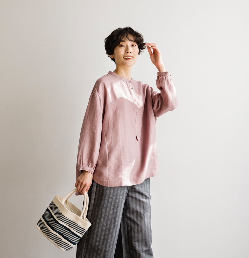 きれいな落ち感とニュアンスのある風合いが楽しめるブラウス　リネン100％　 　240322