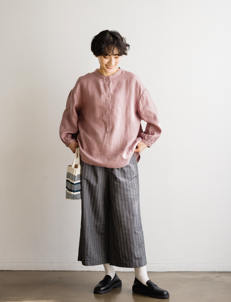 きれいな落ち感とニュアンスのある風合いが楽しめるブラウス　リネン100％　 　240322