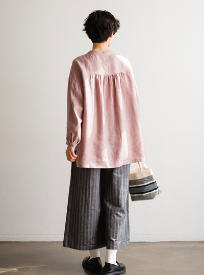 きれいな落ち感とニュアンスのある風合いが楽しめるブラウス　リネン100％　 　240322