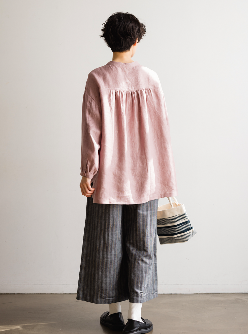 きれいな落ち感とニュアンスのある風合いが楽しめるブラウス　リネン100％　 　240322