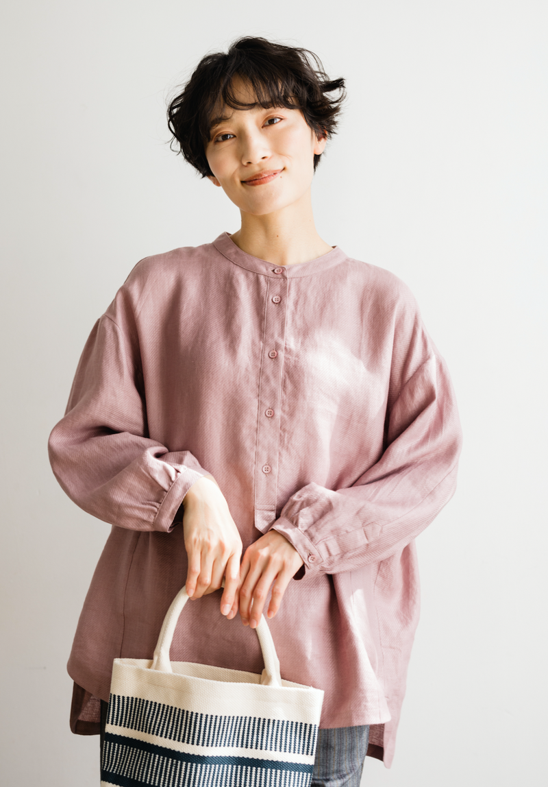 きれいな落ち感とニュアンスのある風合いが楽しめるブラウス　リネン100％　 　240322