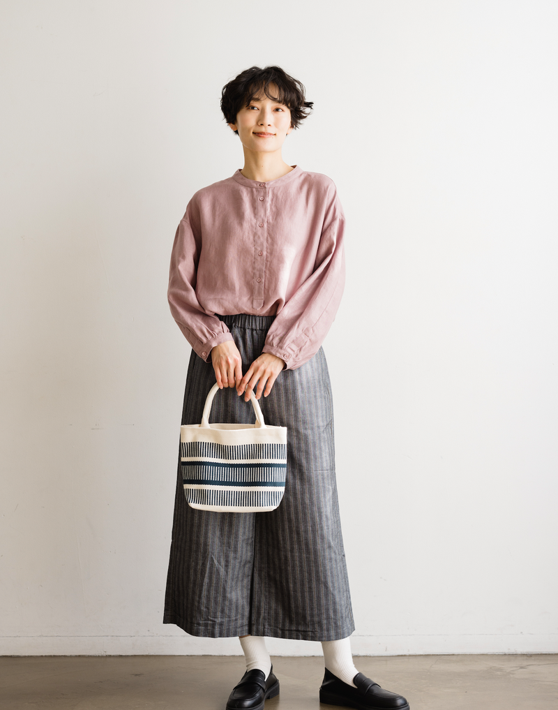 きれいな落ち感とニュアンスのある風合いが楽しめるブラウス　リネン100％　 　240322