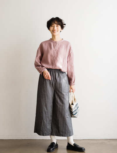 きれいな落ち感とニュアンスのある風合いが楽しめるブラウス　リネン100％　 　240322