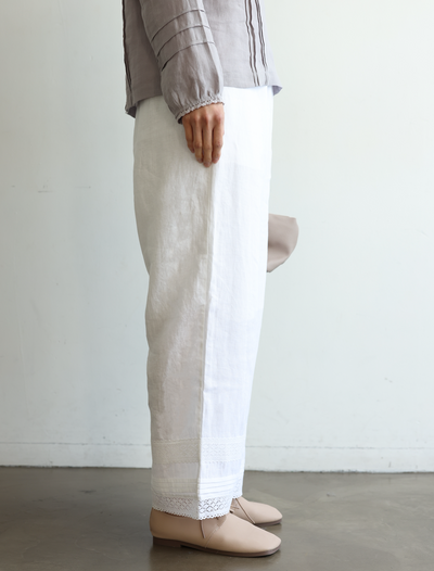 かろやかな足元を印象付けるパンツ　レース　リネン　裏地付き　ホワイト　240405-1