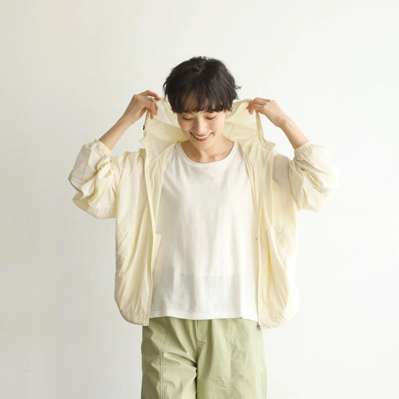 功能性強的防紫外線連帽衫，採用防紫外線和透氣冷卻材料。