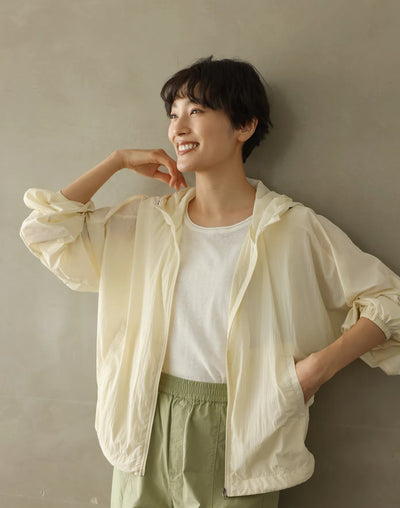 功能性強的防紫外線連帽衫，採用防紫外線和透氣冷卻材料。