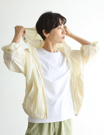 功能性強的防紫外線連帽衫，採用防紫外線和透氣冷卻材料。