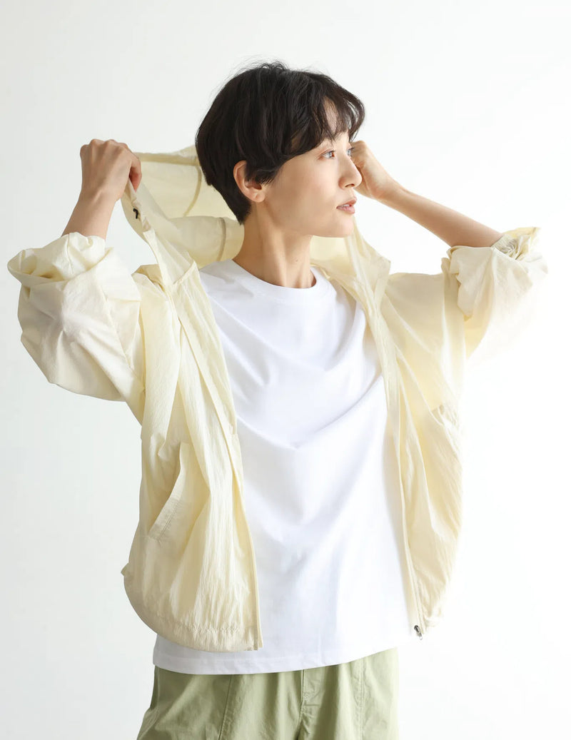 功能性強的防紫外線連帽衫，採用防紫外線和透氣冷卻材料。