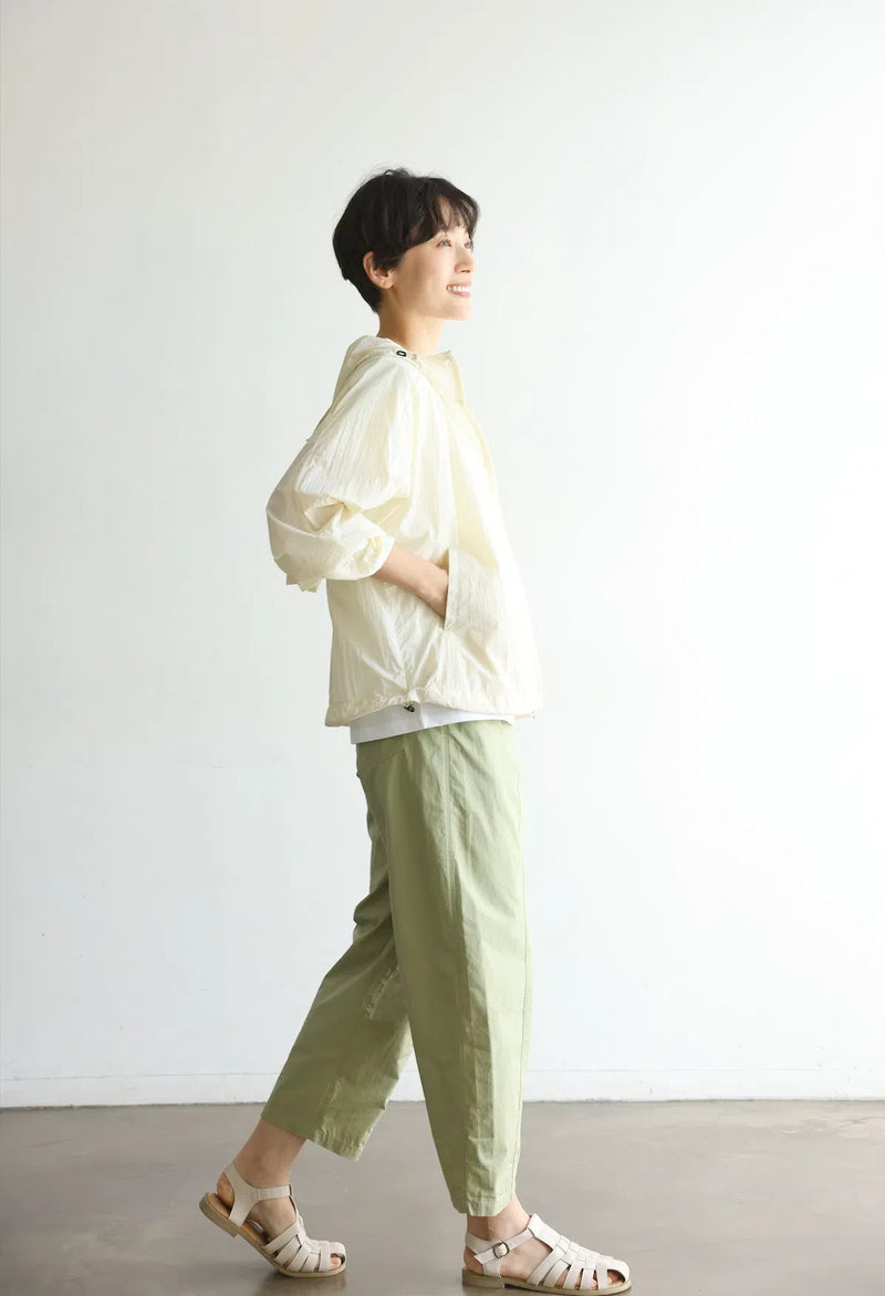 功能性強的防紫外線連帽衫，採用防紫外線和透氣冷卻材料。