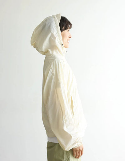 功能性強的防紫外線連帽衫，採用防紫外線和透氣冷卻材料。