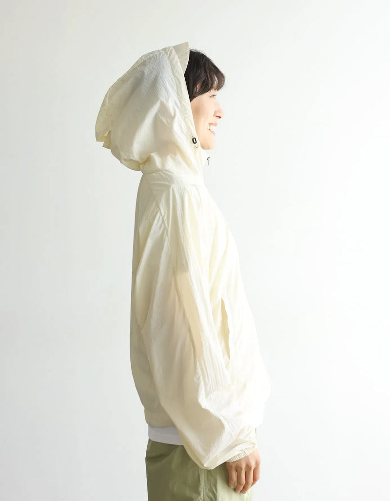 功能性強的防紫外線連帽衫，採用防紫外線和透氣冷卻材料。