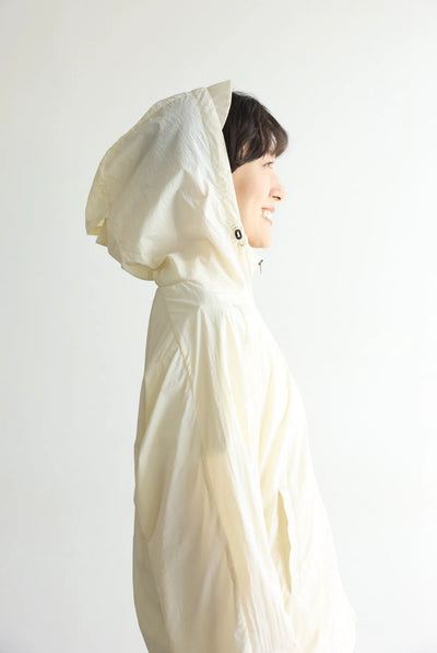 功能性強的防紫外線連帽衫，採用防紫外線和透氣冷卻材料。