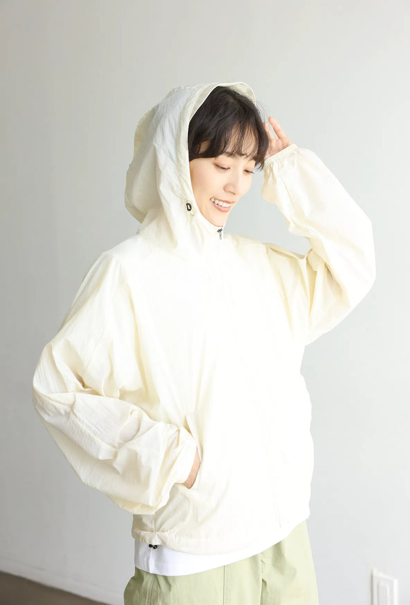 功能性強的防紫外線連帽衫，採用防紫外線和透氣冷卻材料。