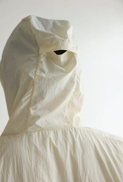 功能性強的防紫外線連帽衫，採用防紫外線和透氣冷卻材料。