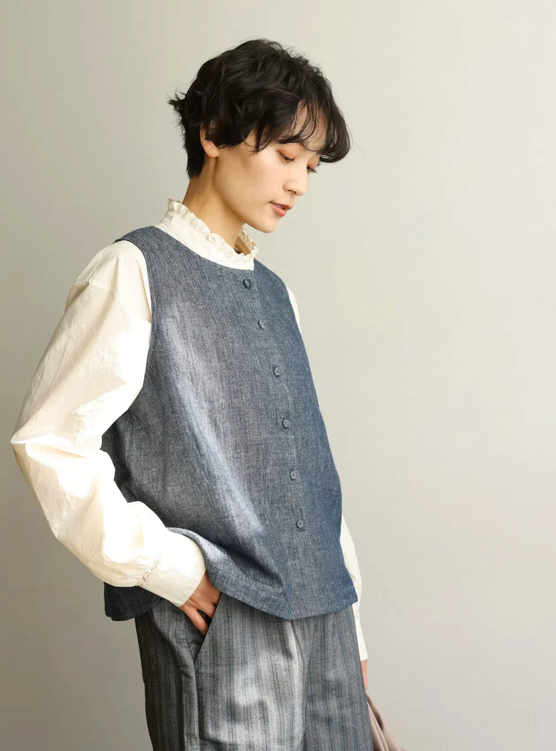 它將幫助你打破平常造型的單調。 2way 人字紋牛仔背心，棉質 240913-1 