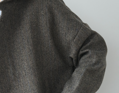 連帽羊毛大衣，休閒又時尚。