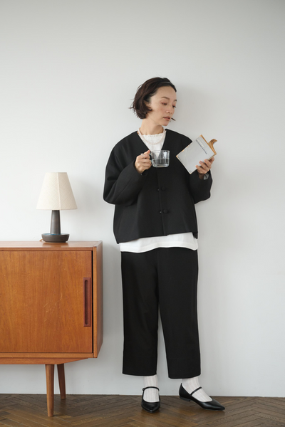 大人の余裕を感じさせるワイドテーパードシルエットパンツ　裏地付き　ウール混　ブラック　250209-1