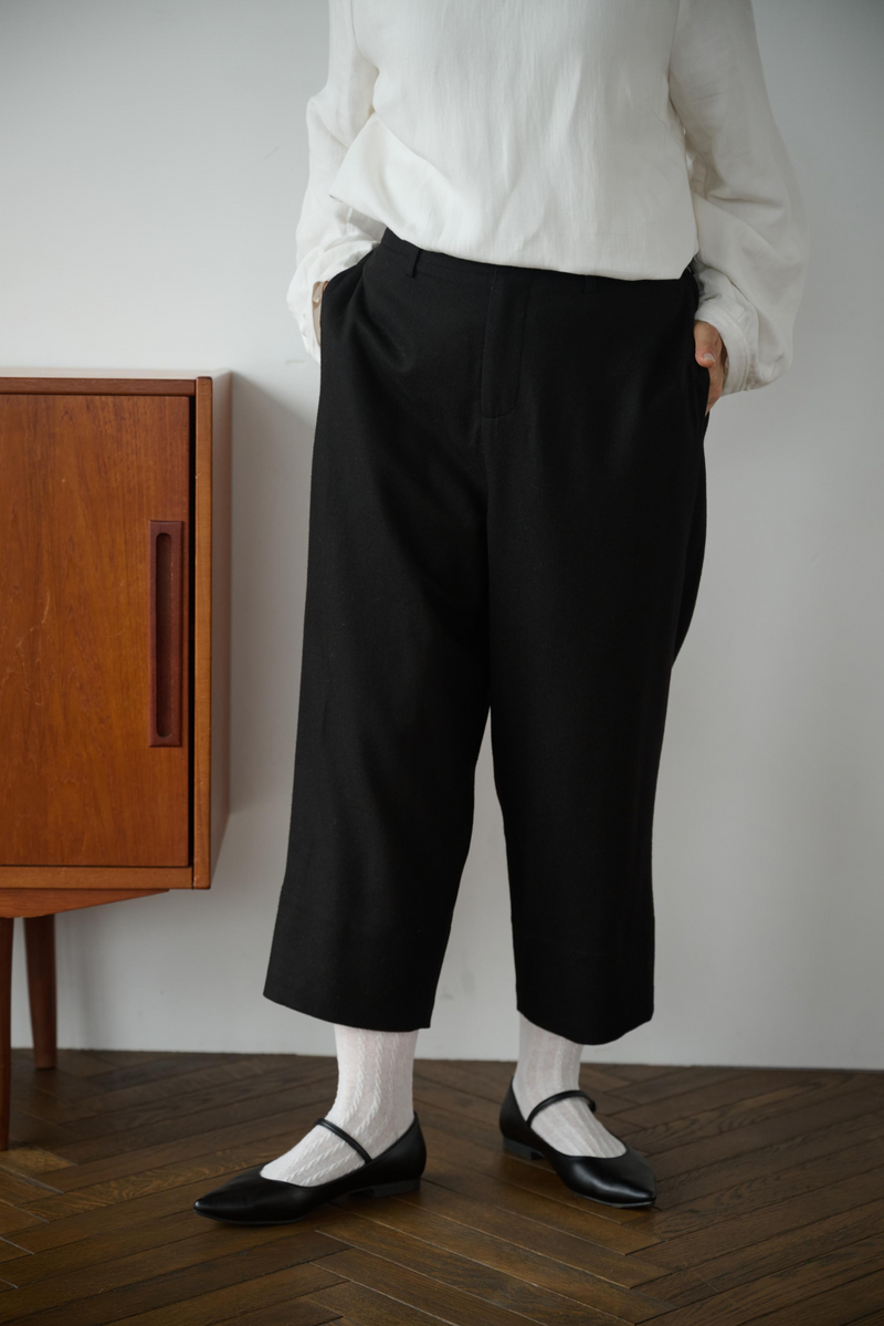 大人の余裕を感じさせるワイドテーパードシルエットパンツ　裏地付き　ウール混　ブラック　250209-1