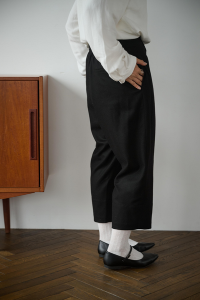 大人の余裕を感じさせるワイドテーパードシルエットパンツ　裏地付き　ウール混　ブラック　250209-1