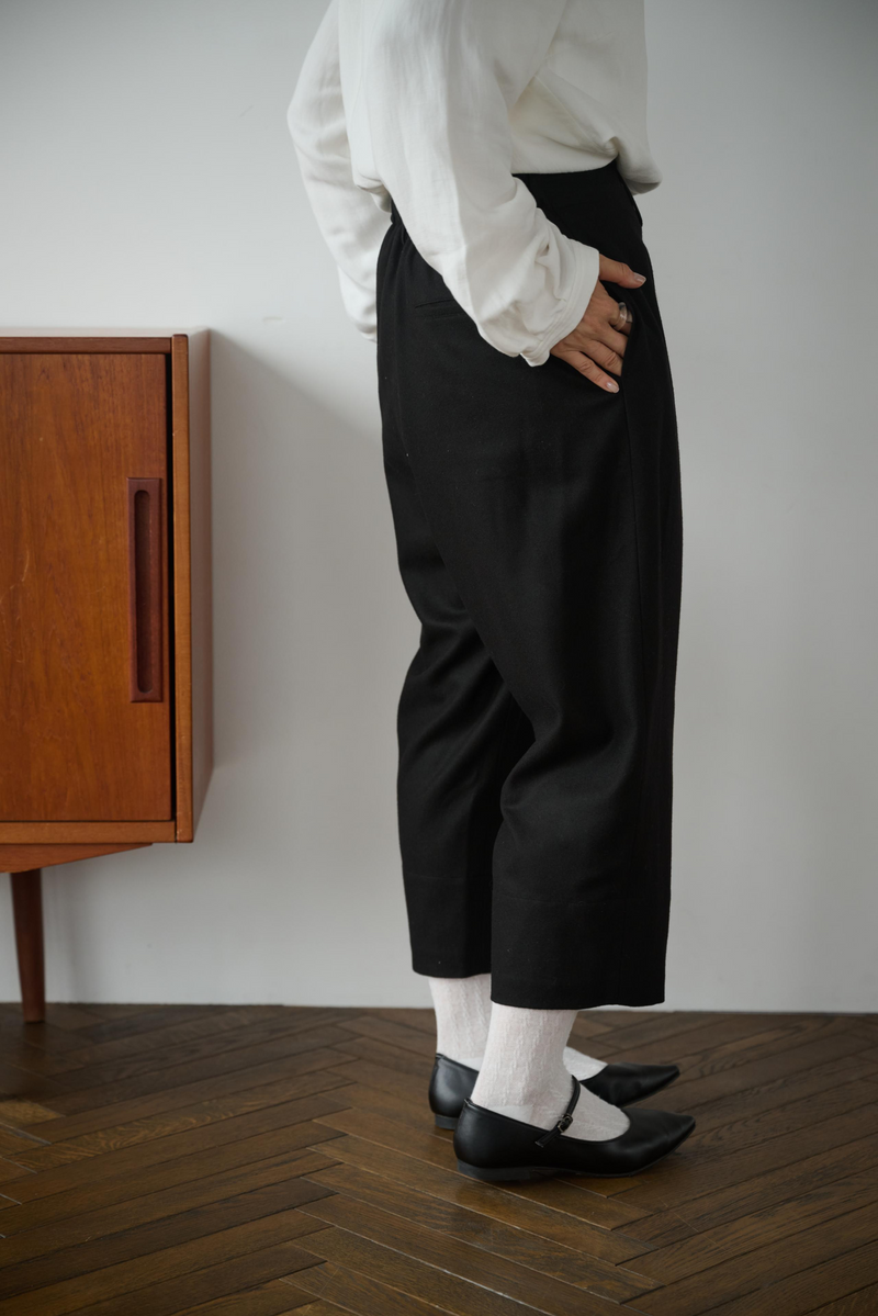 大人の余裕を感じさせるワイドテーパードシルエットパンツ　裏地付き　ウール混　ブラック　250209-1