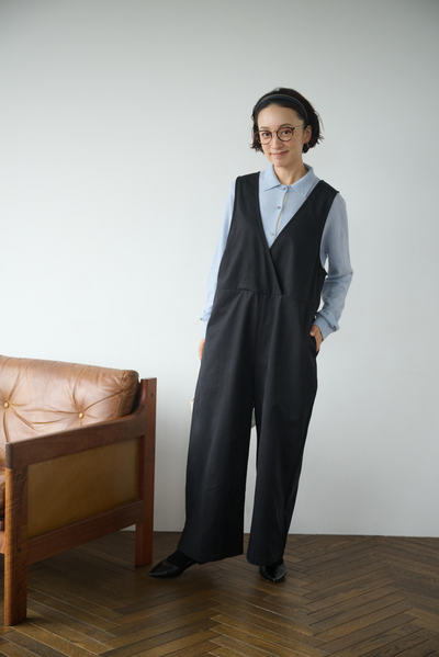 合わせるトップスで印象変化も楽しめるトレンドのサロペット　250214