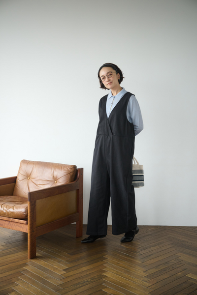 合わせるトップスで印象変化も楽しめるトレンドのサロペット　250214