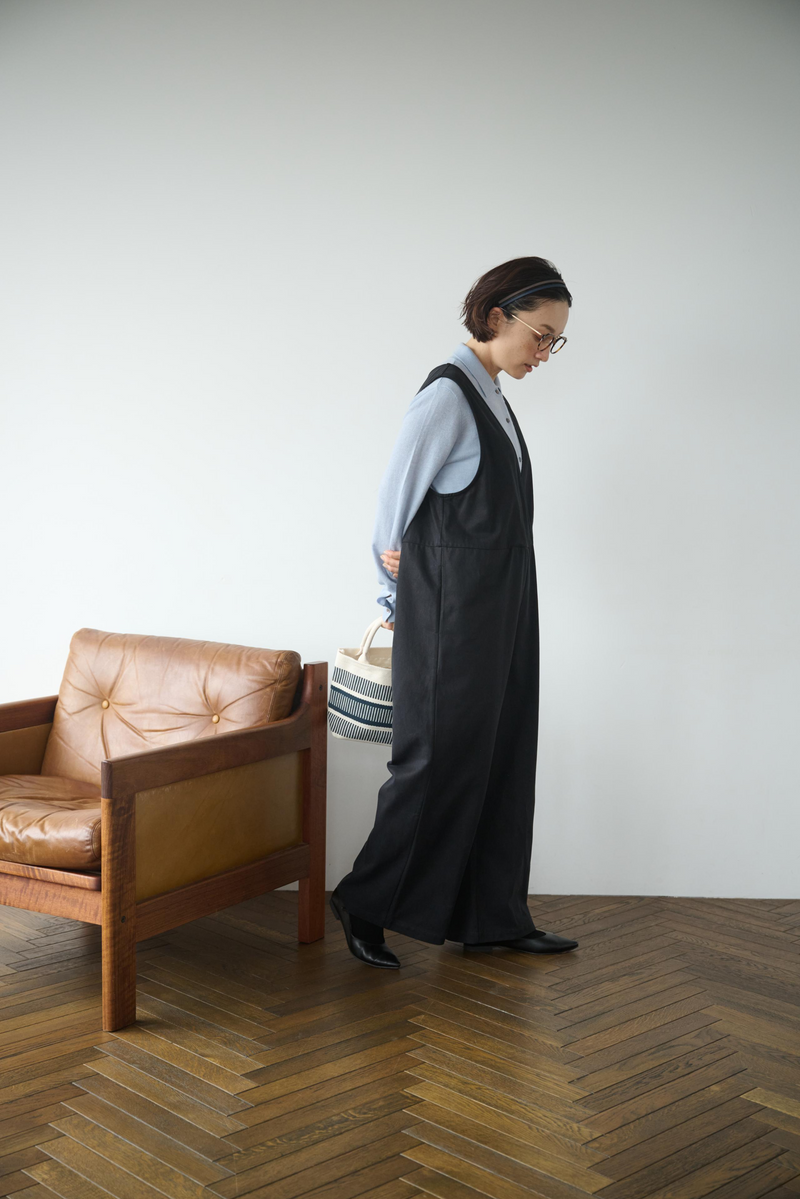 合わせるトップスで印象変化も楽しめるトレンドのサロペット　250214