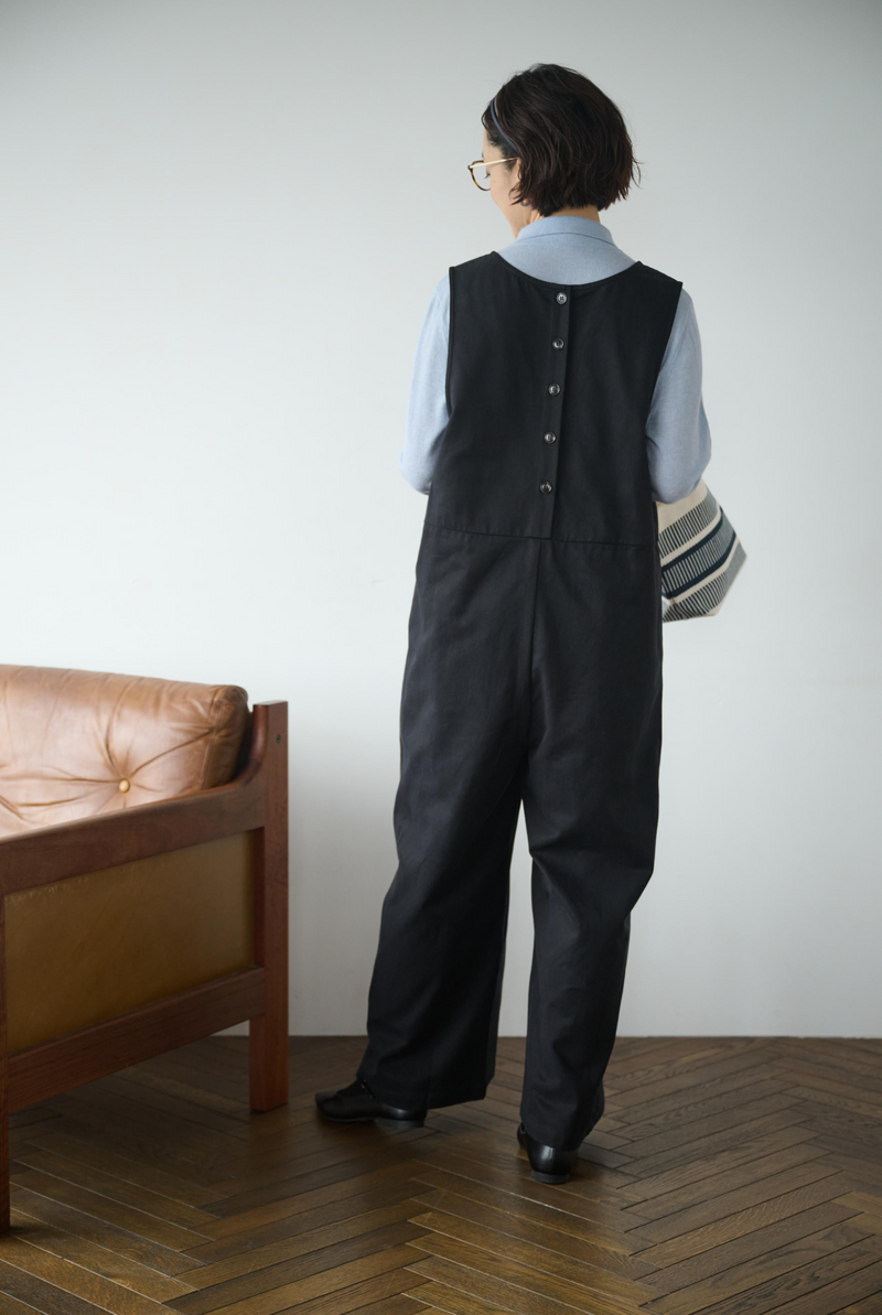 合わせるトップスで印象変化も楽しめるトレンドのサロペット　250214