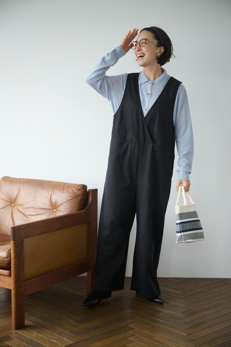 合わせるトップスで印象変化も楽しめるトレンドのサロペット　250214