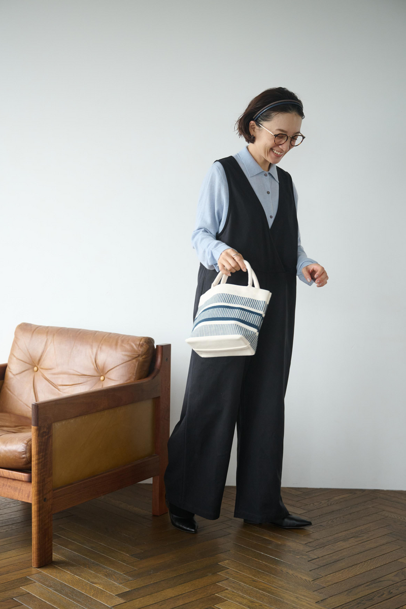 合わせるトップスで印象変化も楽しめるトレンドのサロペット　250214