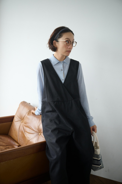 合わせるトップスで印象変化も楽しめるトレンドのサロペット　250214