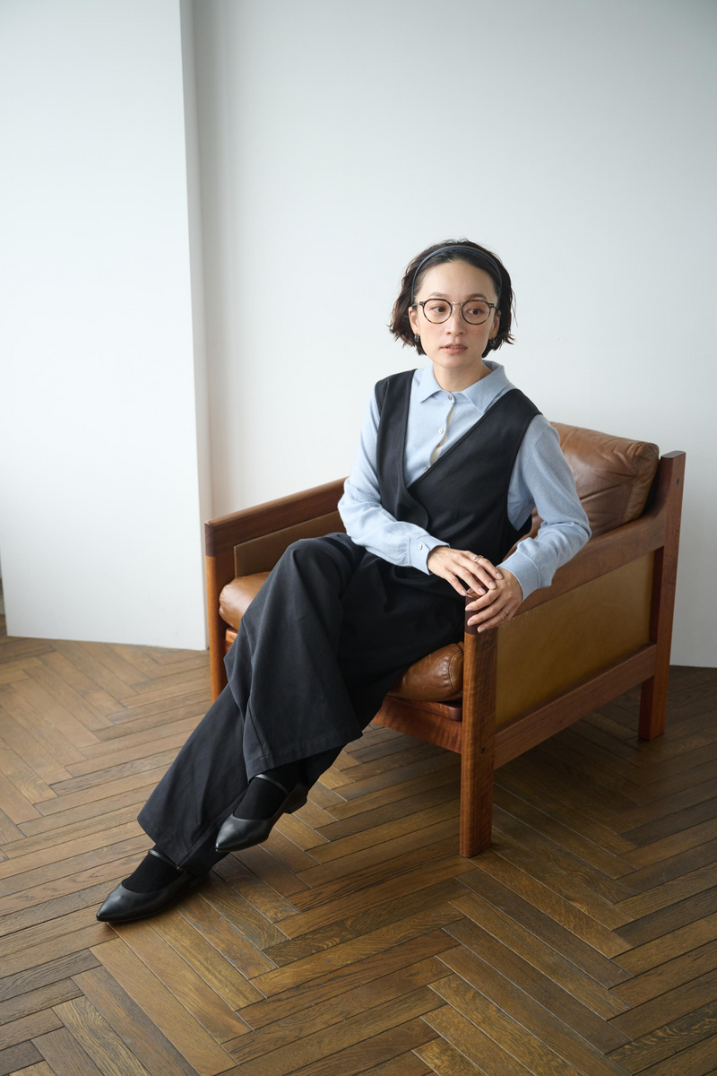 合わせるトップスで印象変化も楽しめるトレンドのサロペット　250214