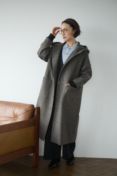 連帽羊毛大衣，休閒又時尚。